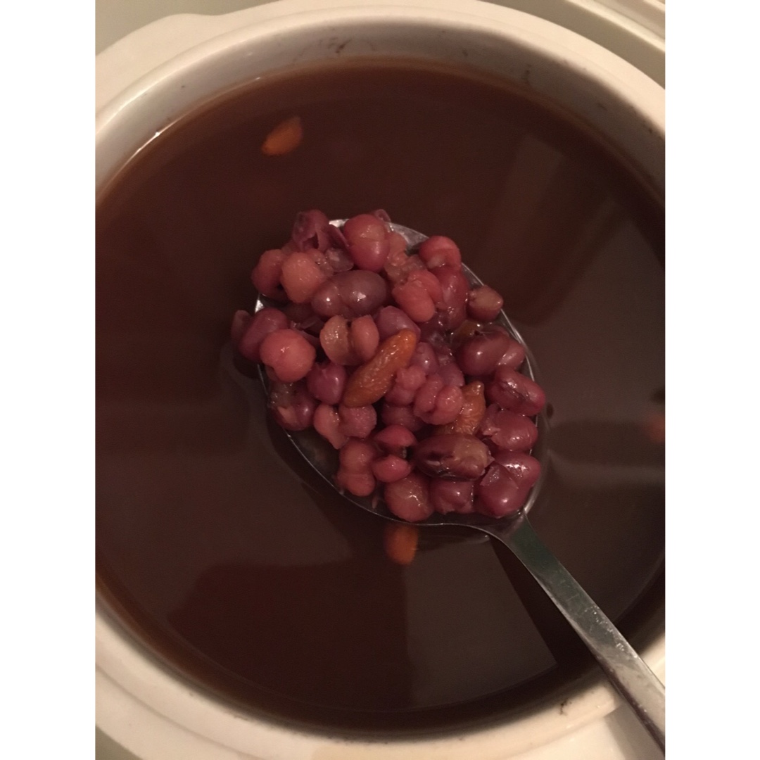 红枣红豆薏仁牛奶粥