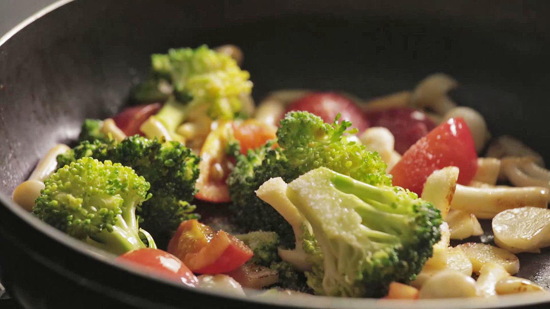 清炒食蔬 | 爸爸厨房 VOL . 64--小番茄、西兰花、白玉菇、小洋葱的做法