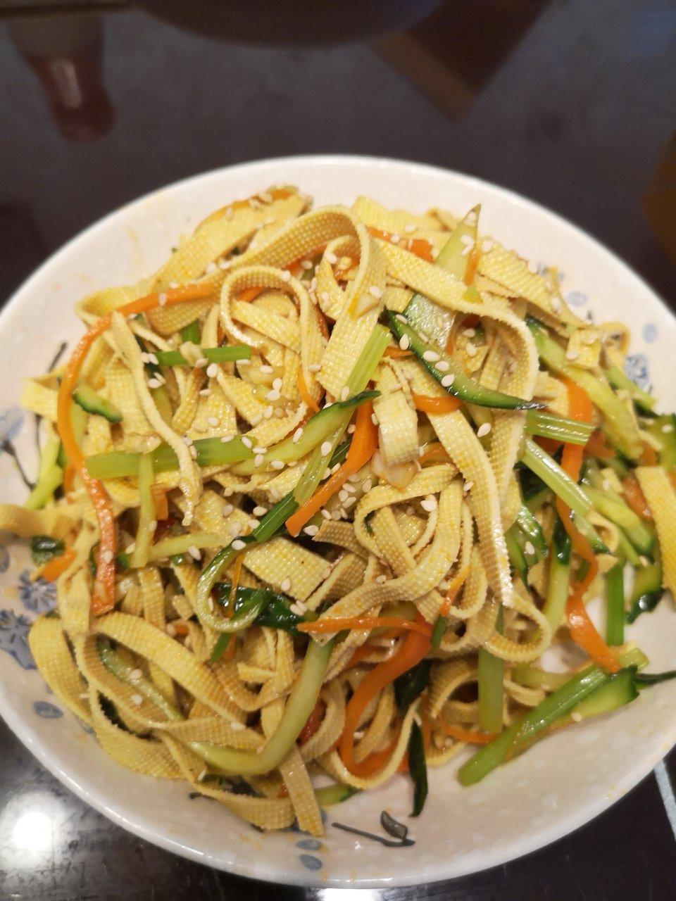 超快手的凉拌千张黄瓜胡萝卜丝