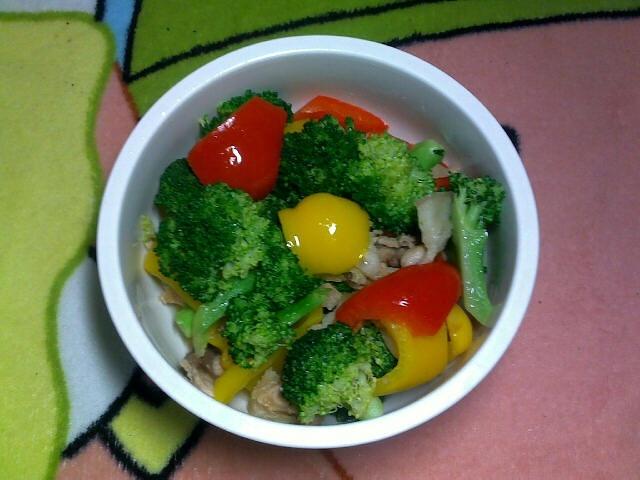 西兰花炒青椒的做法