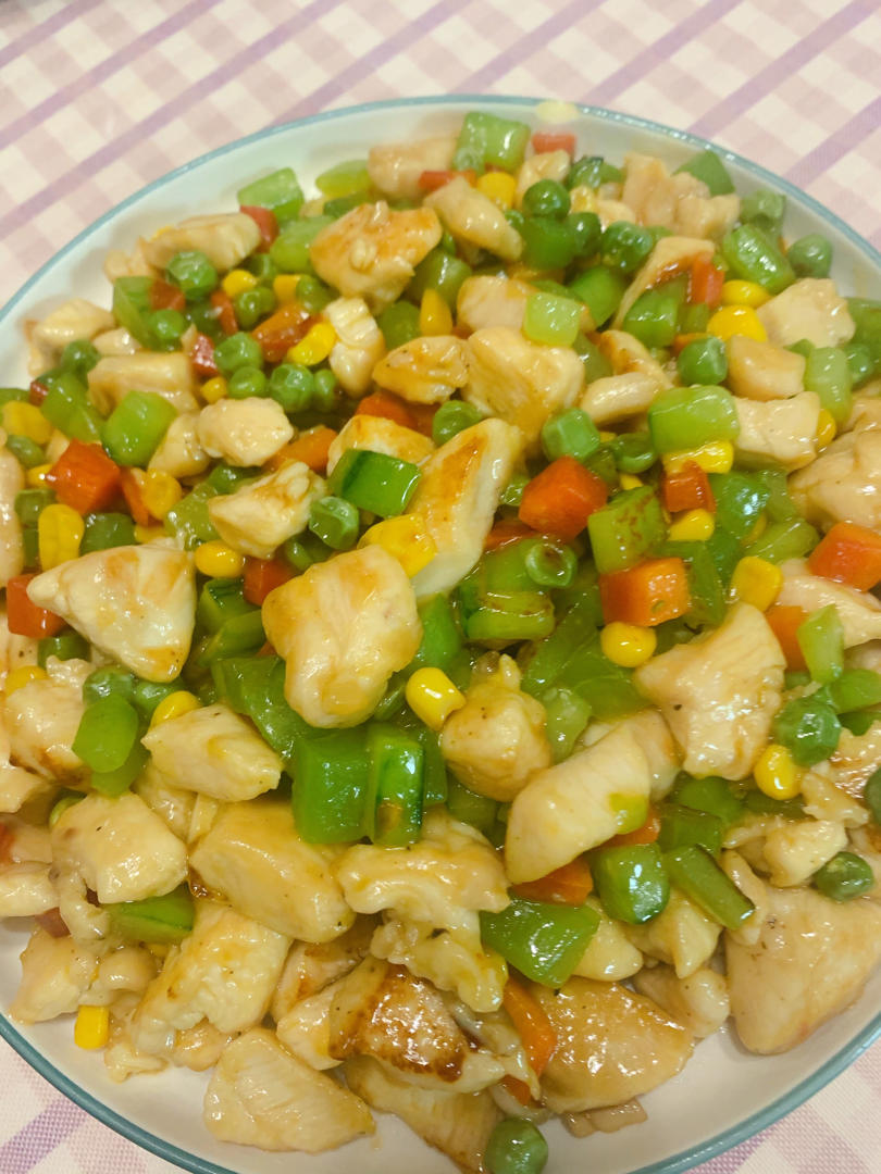 胡萝卜，玉米，黄瓜炒鸡丁儿。