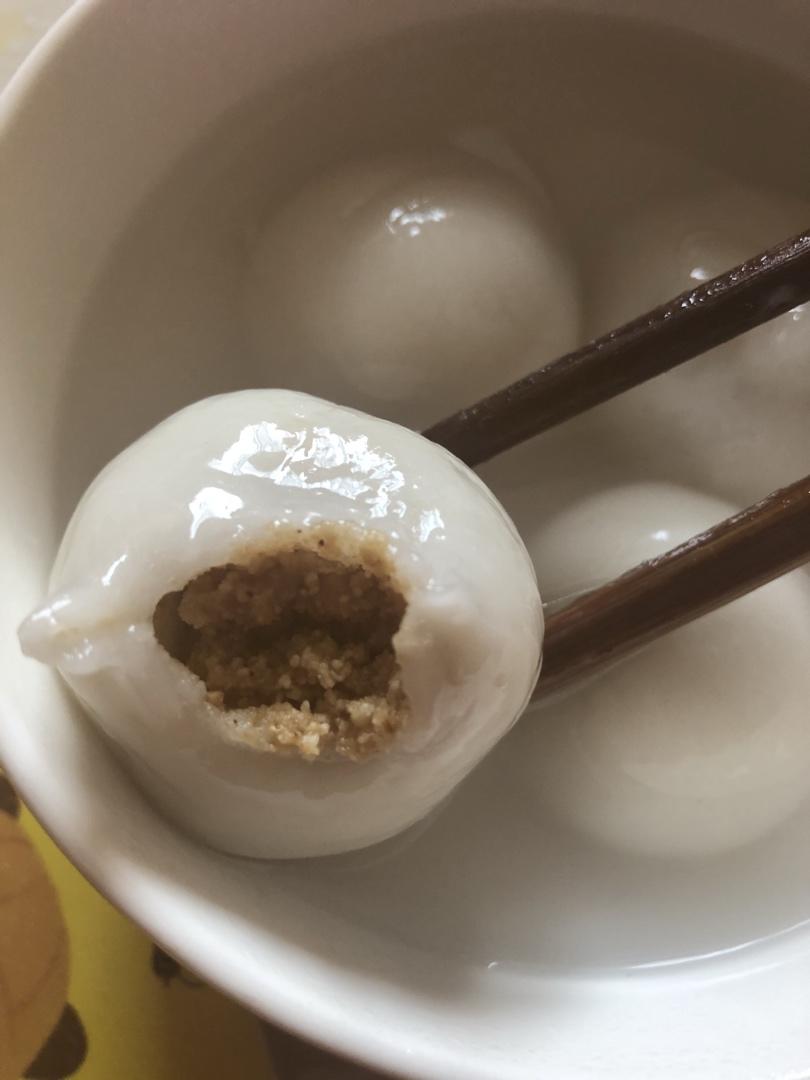 花生黑芝麻汤圆