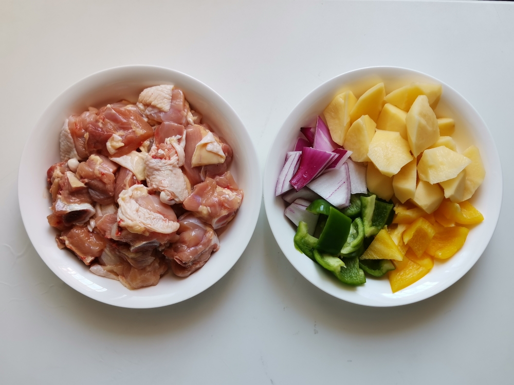 百吃不厌的鸡肉炖土豆的做法 步骤1