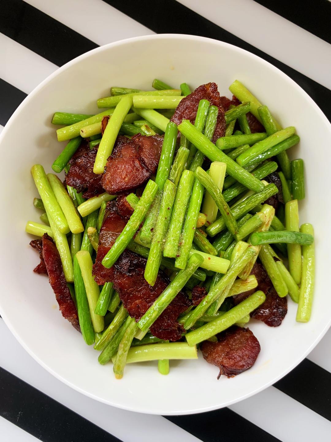 蒜苔炒腊肠的做法