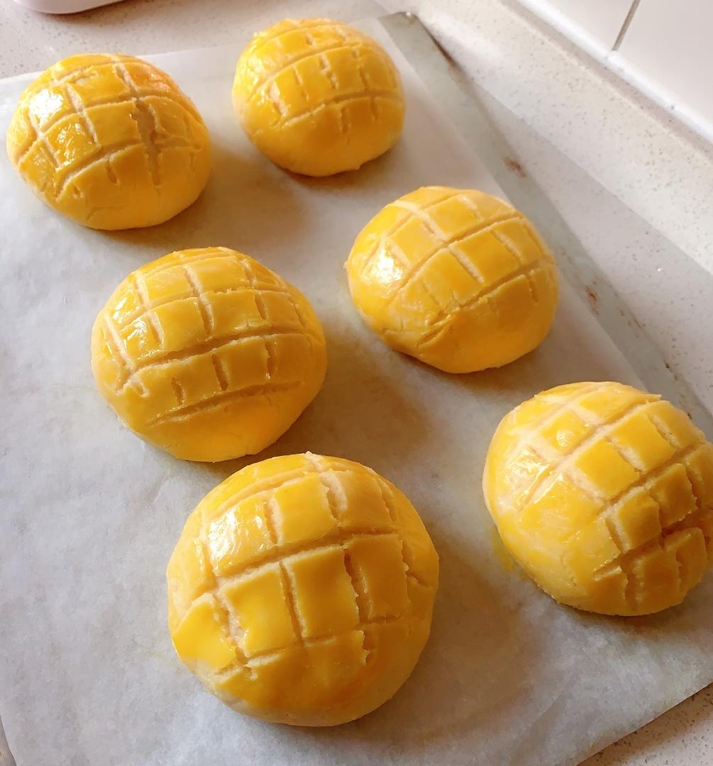 好吃到炸裂的港式菠萝包（附带制作酥皮的小视频）