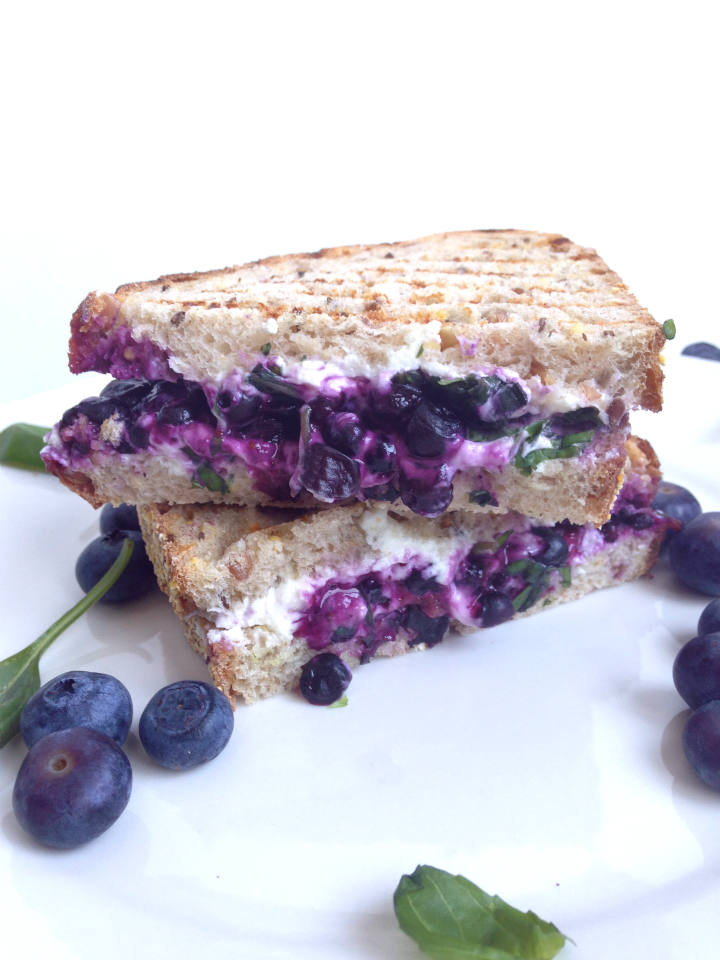 Blueberry Basil & Goat Cheese Panini Sandwich 蓝莓罗勒和山羊奶酪帕尼尼三明治的做法 步骤5