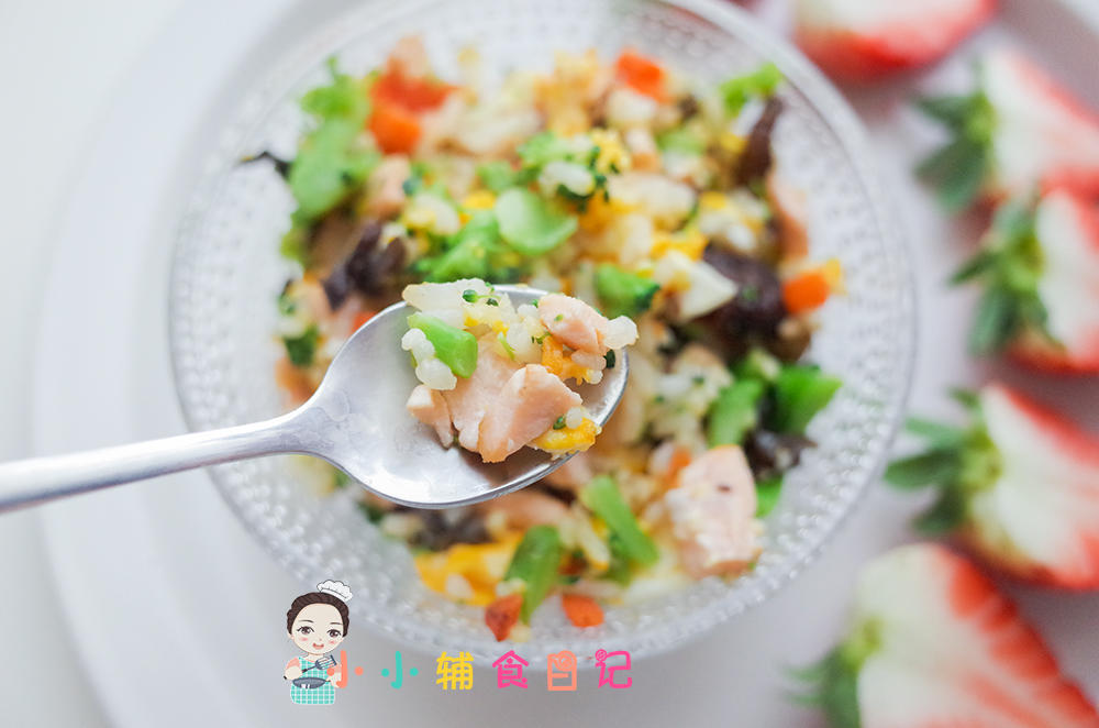 12个月以上辅食三文鱼炒饭的做法