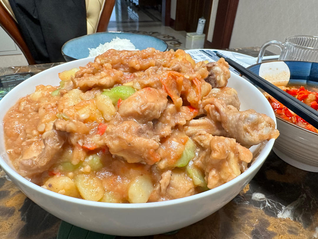 火烧云招牌菜【土豆油焖鸡】！咕噜一锅煮，香到没边！