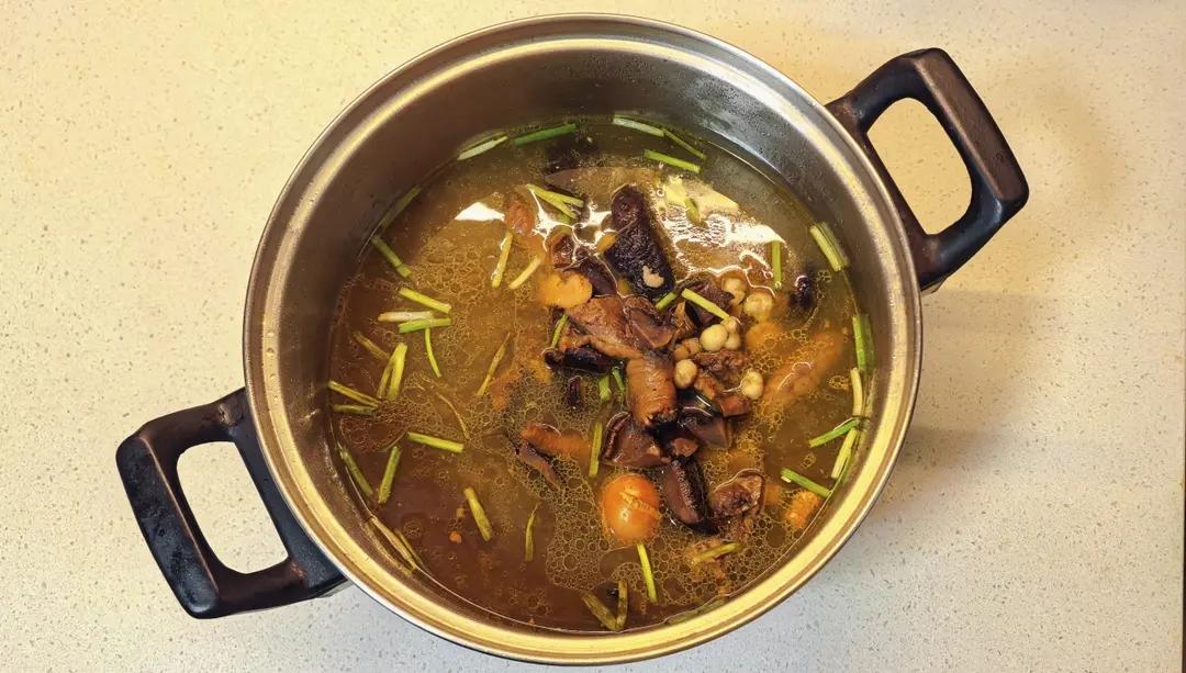 黄芪榴莲囊鸡头米黑虎掌菌鸡汤 by wqy