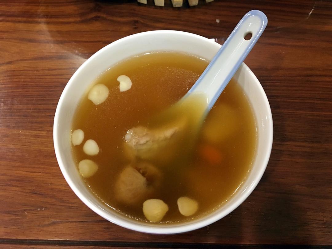 华华-猪做的【妈妈靓汤】海底椰无花果南北杏瘦肉汤