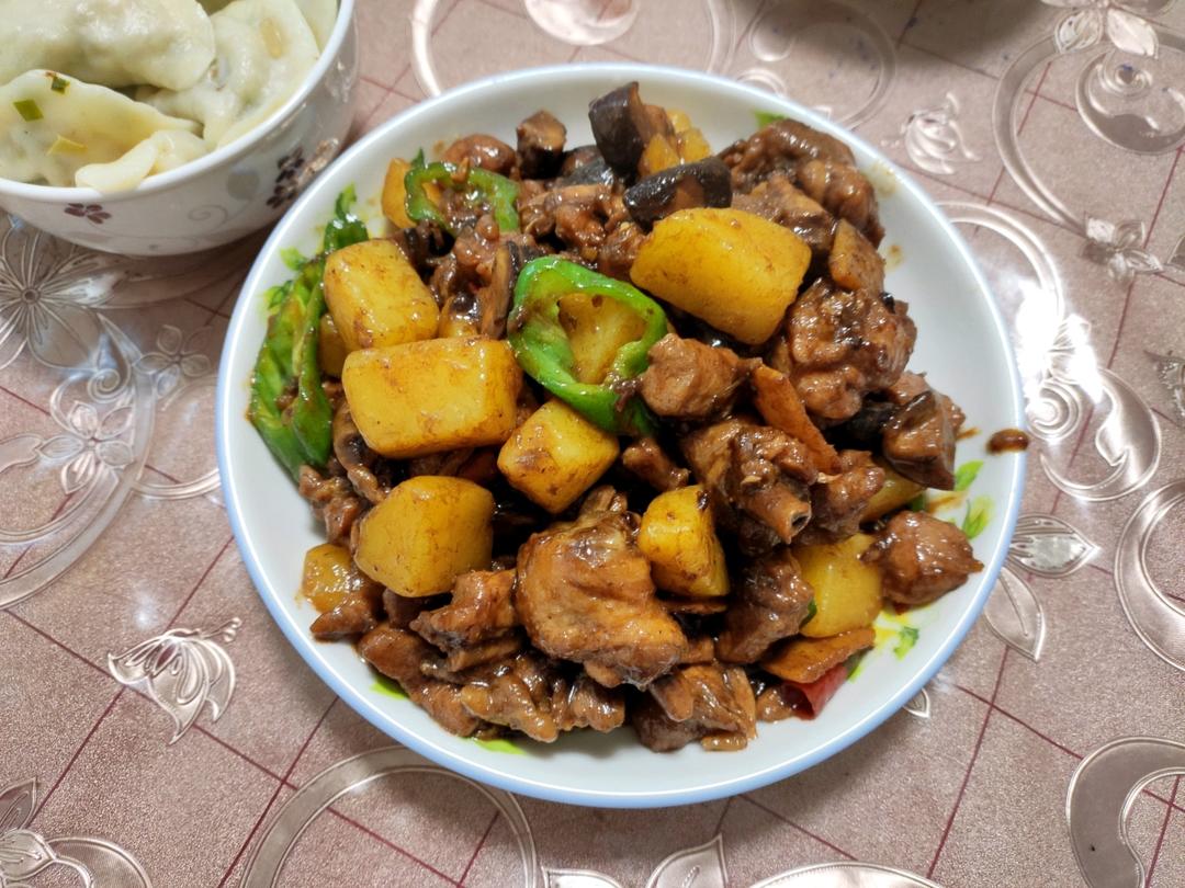 香菇炖鸡腿肉土豆