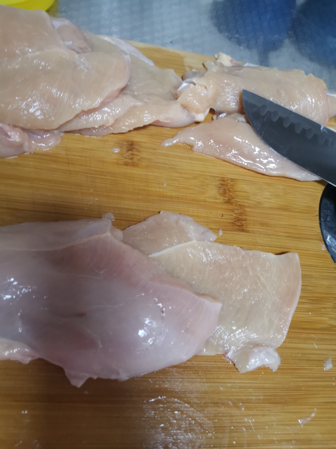 上手简单，不会做饭的人也可以做的很好吃，腌制鸡胸肉的做法 步骤2