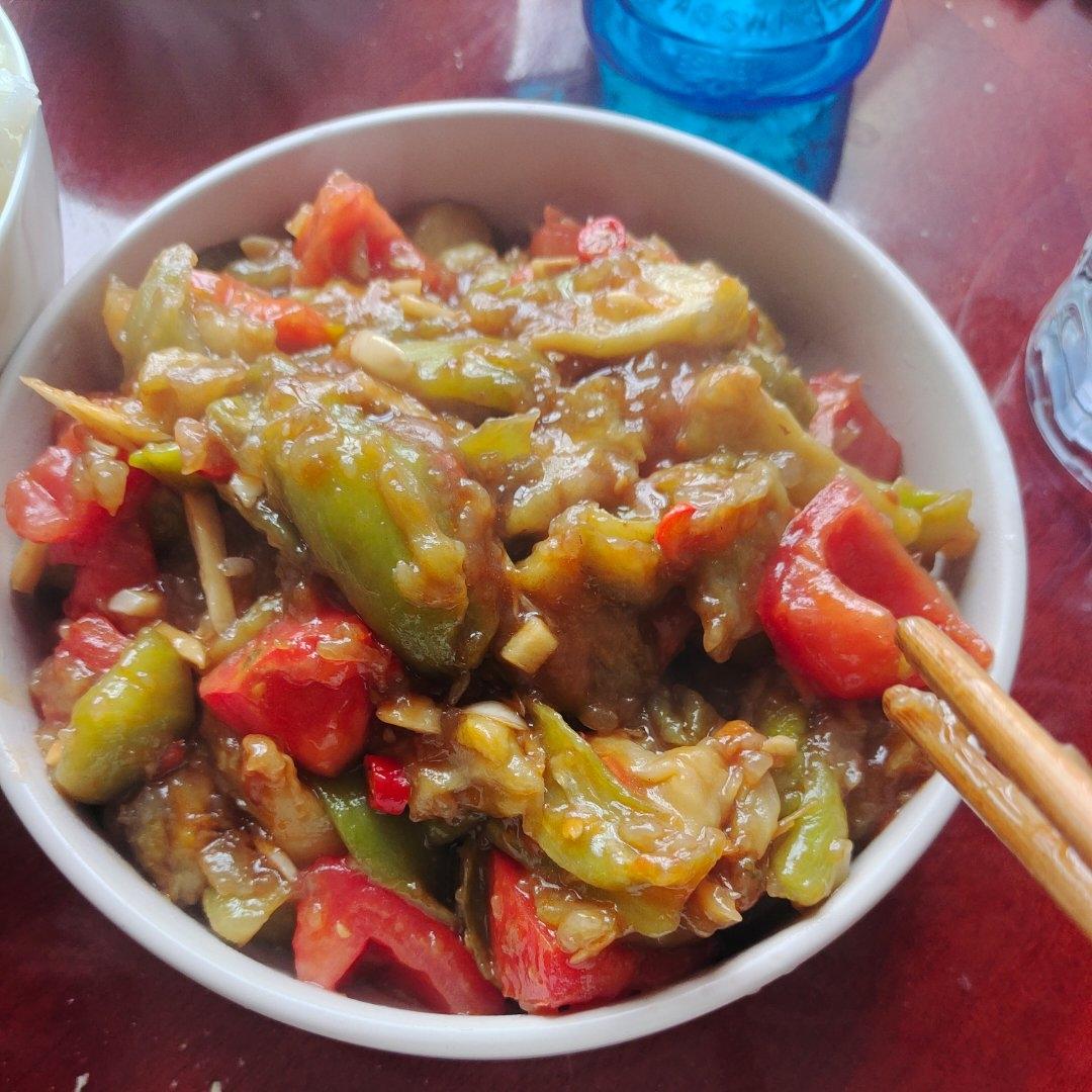 红烧茄子（佐西红柿尖椒）