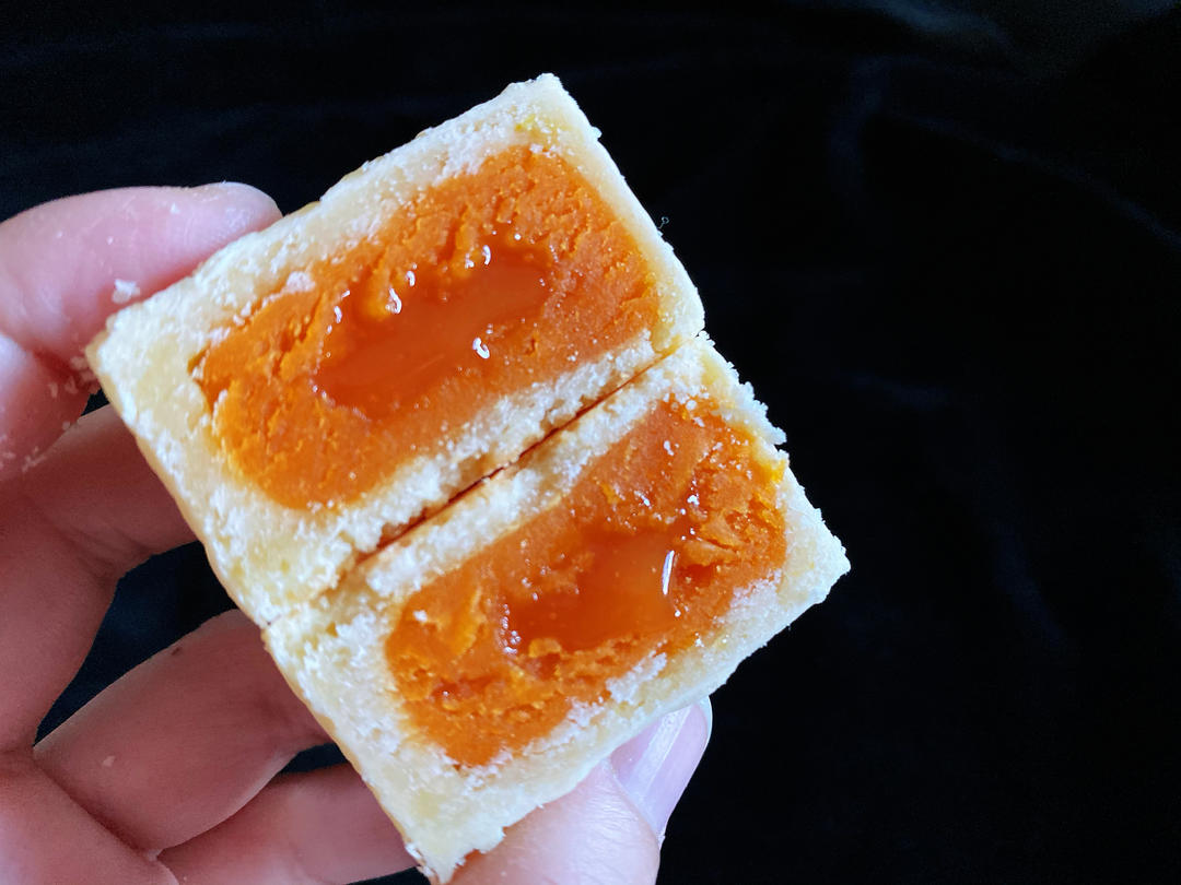 💃奶黄流心月饼——这是可以让你坐稳朋友圈厨霸位置的月饼🥮，没人点赞算我输👎