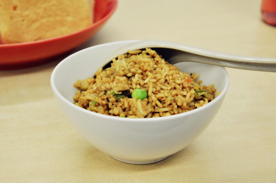 黄咖喱罗勒胡椒炒饭的做法