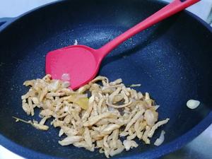 💯小白也可以做的韭菜肉丝炒豆腐皮的做法 步骤7