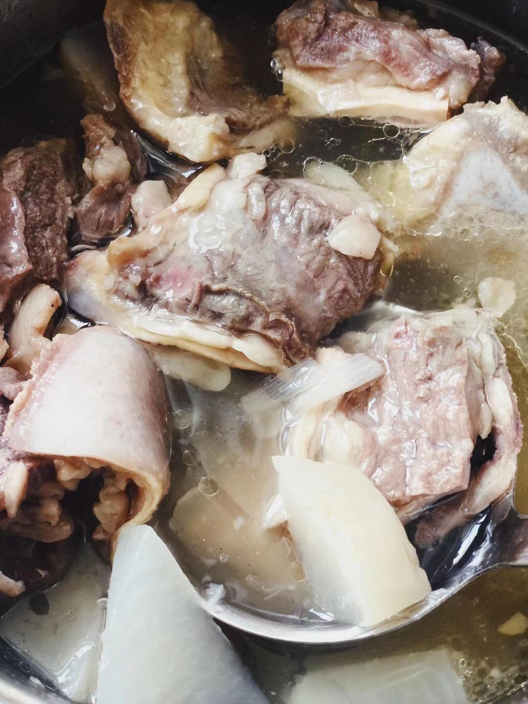 白萝卜牛腩汤