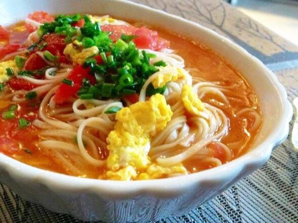 番茄鸡蛋生菜火腿面的做法