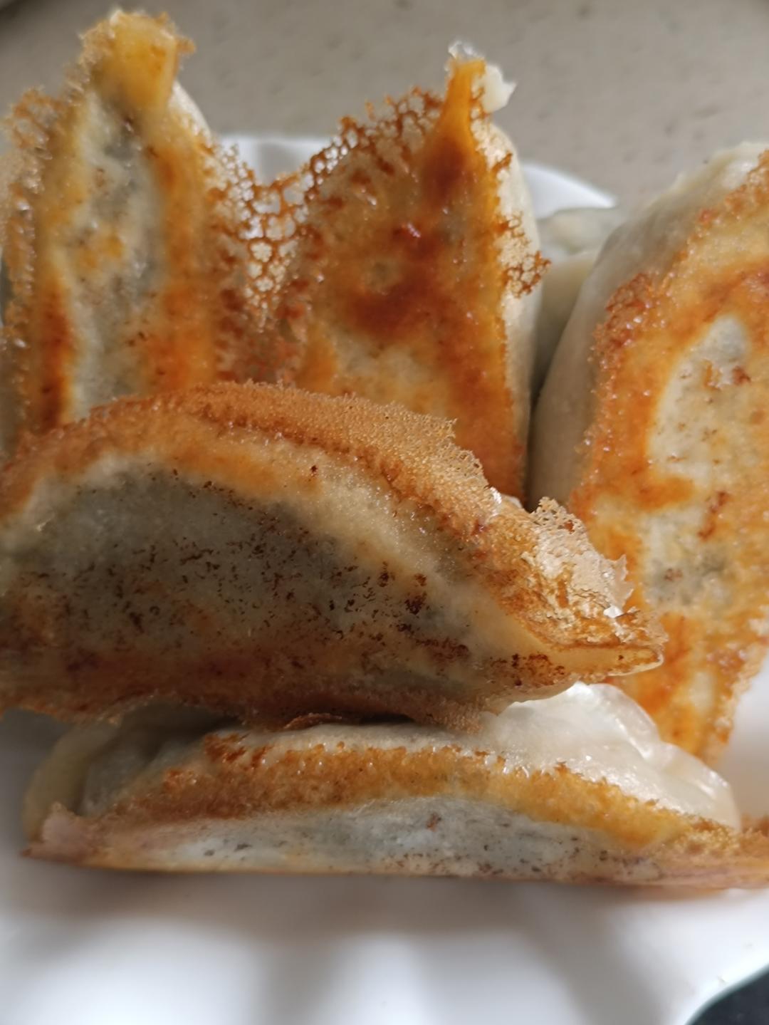 包饺子（内附饺子包法视频和煎饺做法以及白菜猪肉馅，黄瓜虾仁馅，韭菜鸡蛋木耳虾仁馅，小白菜木耳猪肉虾仁馅 鱼馅等调制方法）