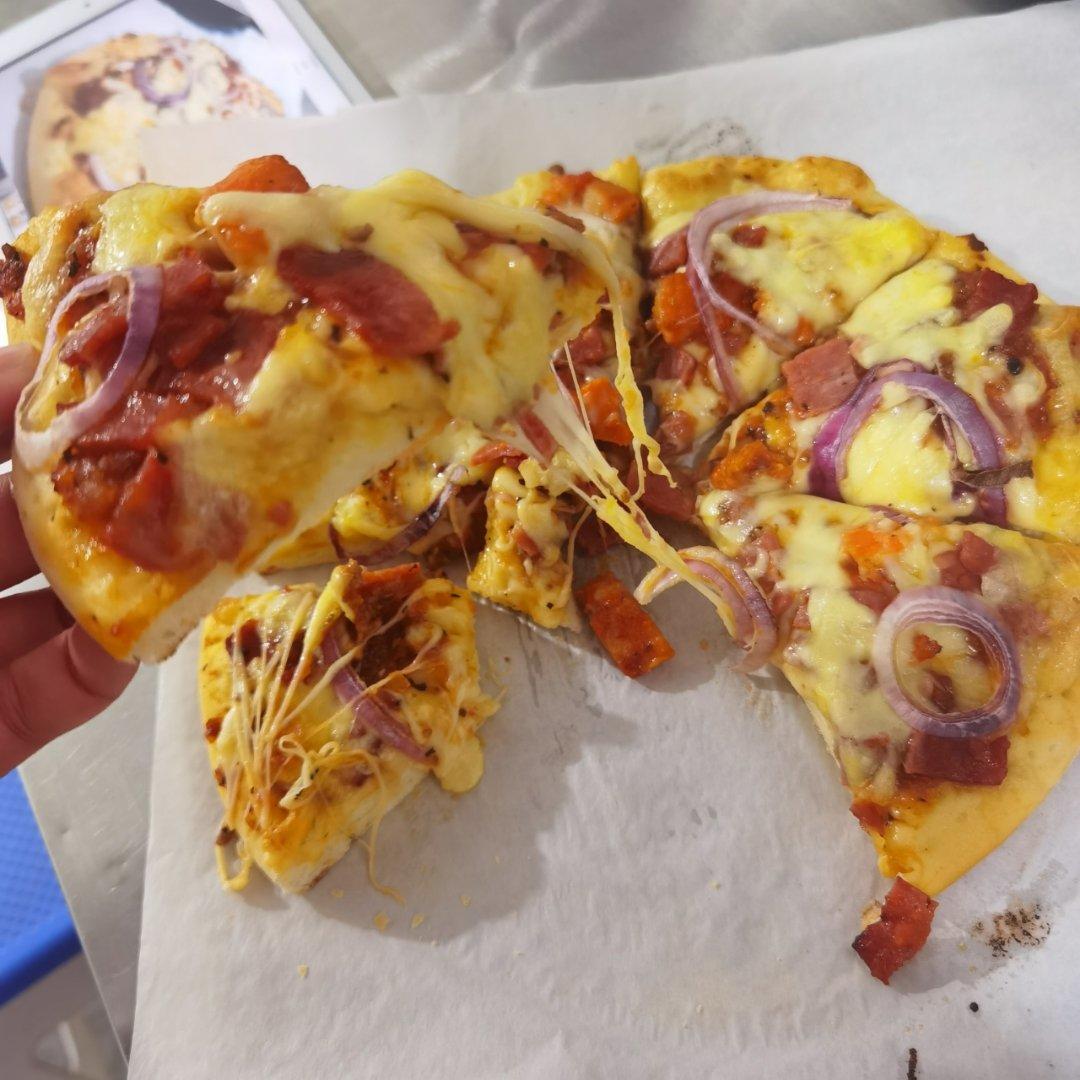 含宣软饼皮做法、自己在家也能做出馅料十足、超拉丝的美味诱人披萨