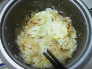 电饭锅油盐鸡蛋饭的做法 步骤4