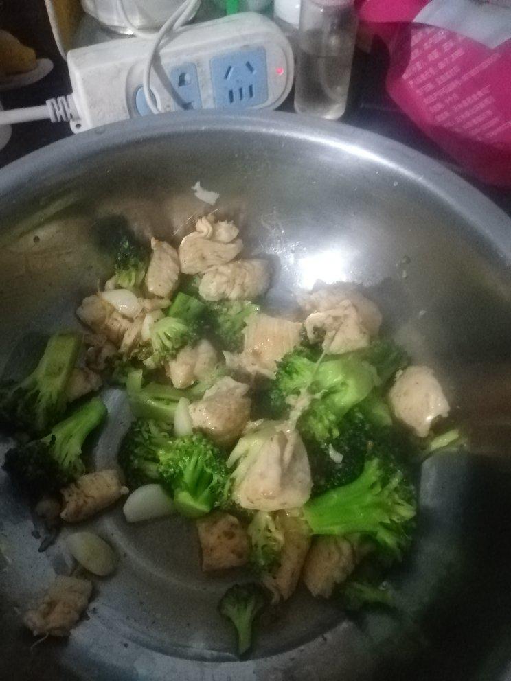 鸡胸肉炒西兰花