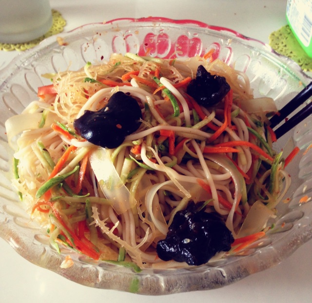 兮兮细细m贤贤做的夏日蔬菜凉面