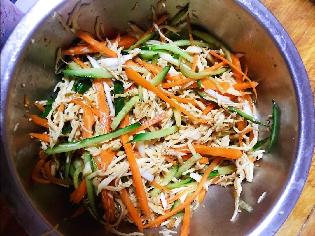 凉拌鸡丝（爽口低脂鸡胸肉）