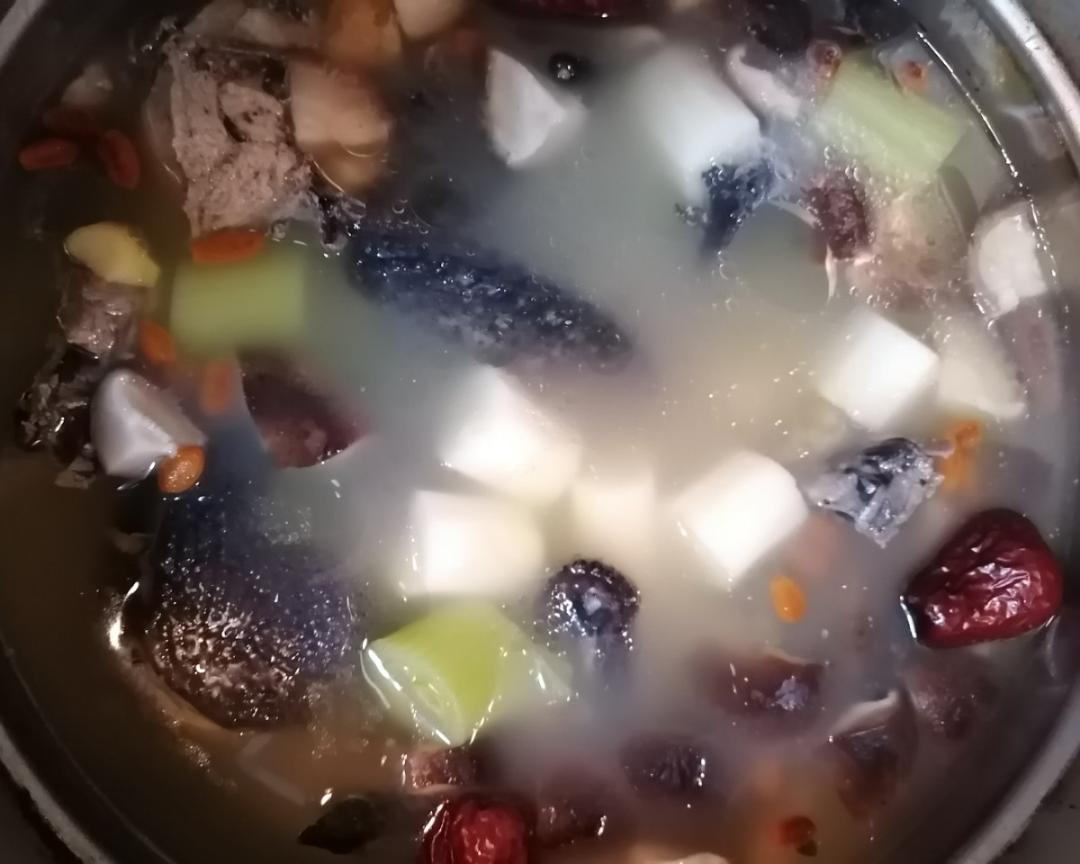 炖乌鸡山药汤的做法