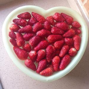 冰糖桂花草莓酱的做法 步骤1