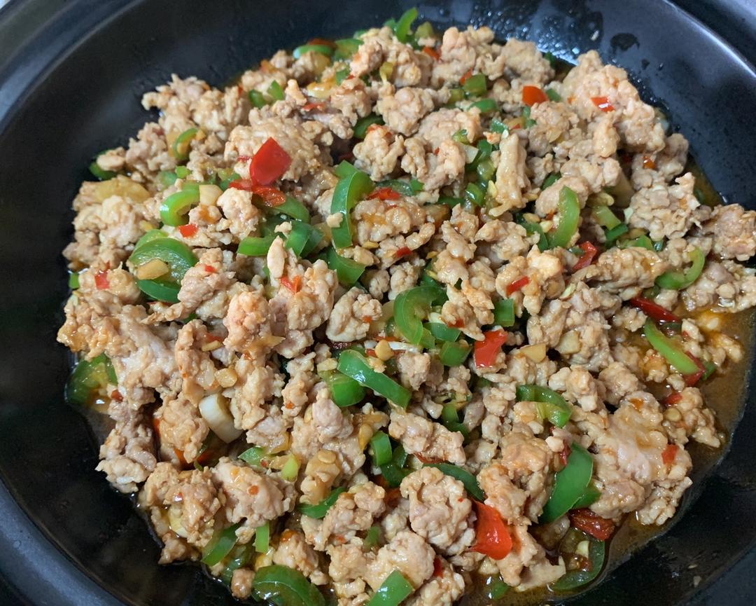 家人最喜欢💕拌饭吃的“双椒炒剁肉”的做法