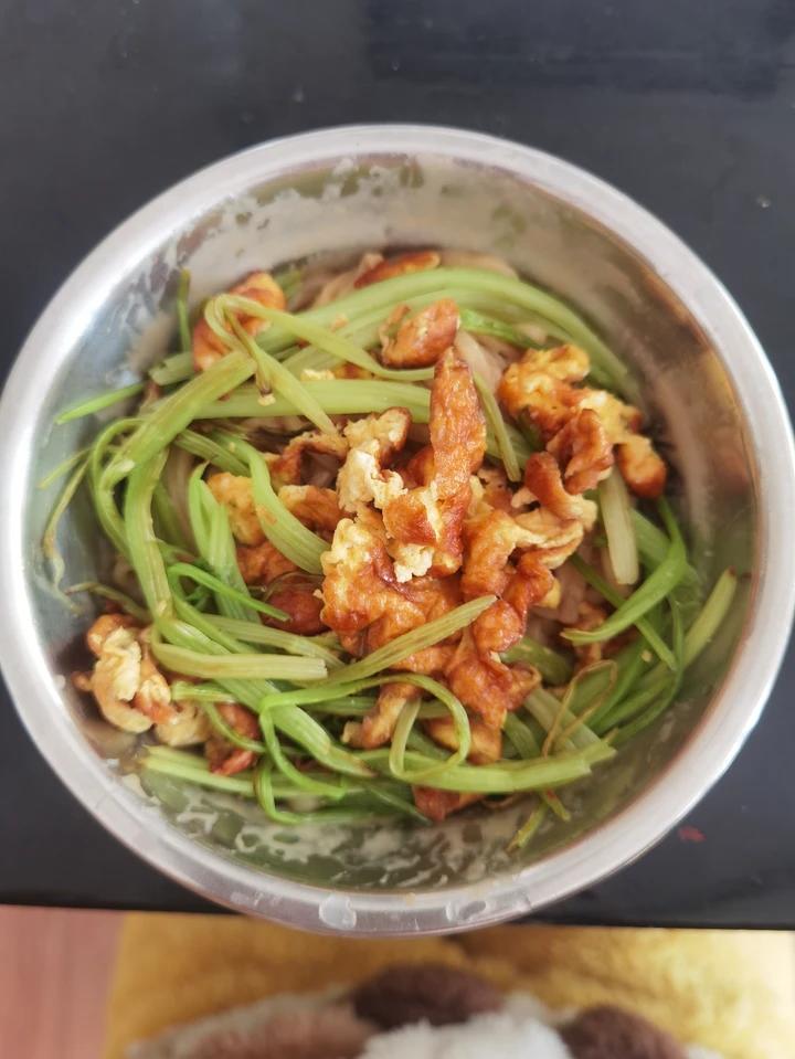 芹菜炒鸡蛋