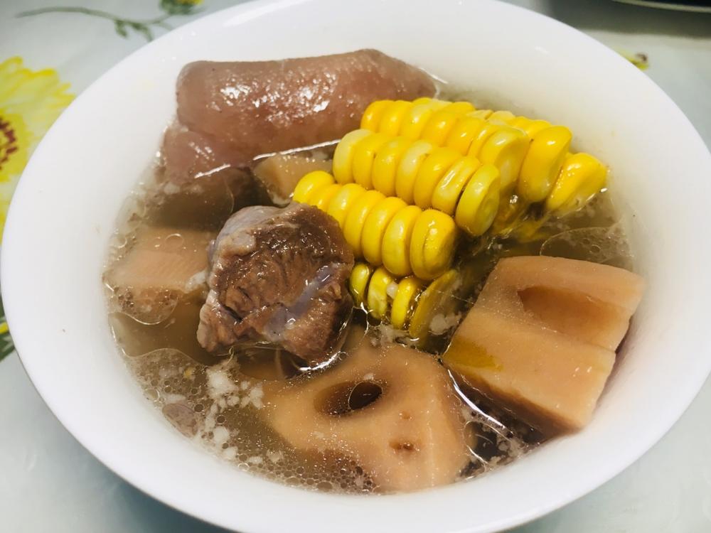 莲藕玉米猪蹄汤