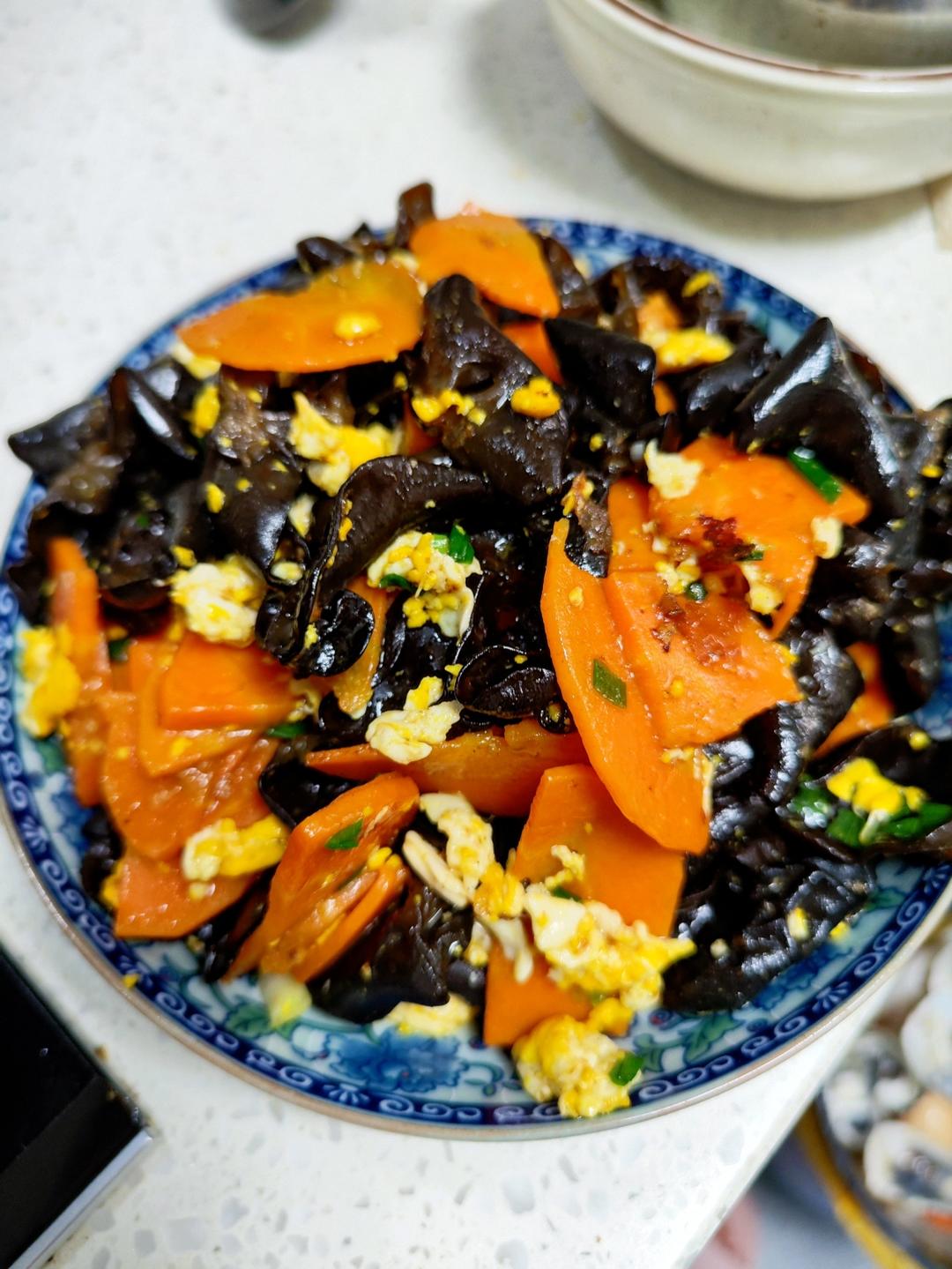 这么搭配也太香了！青椒胡萝卜木耳炒鸡蛋