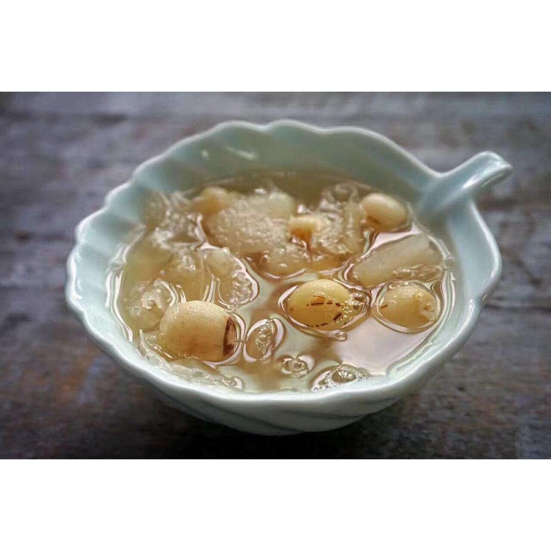 银耳红枣莲子羹Tremella jujube lotus nuts sweet soup
