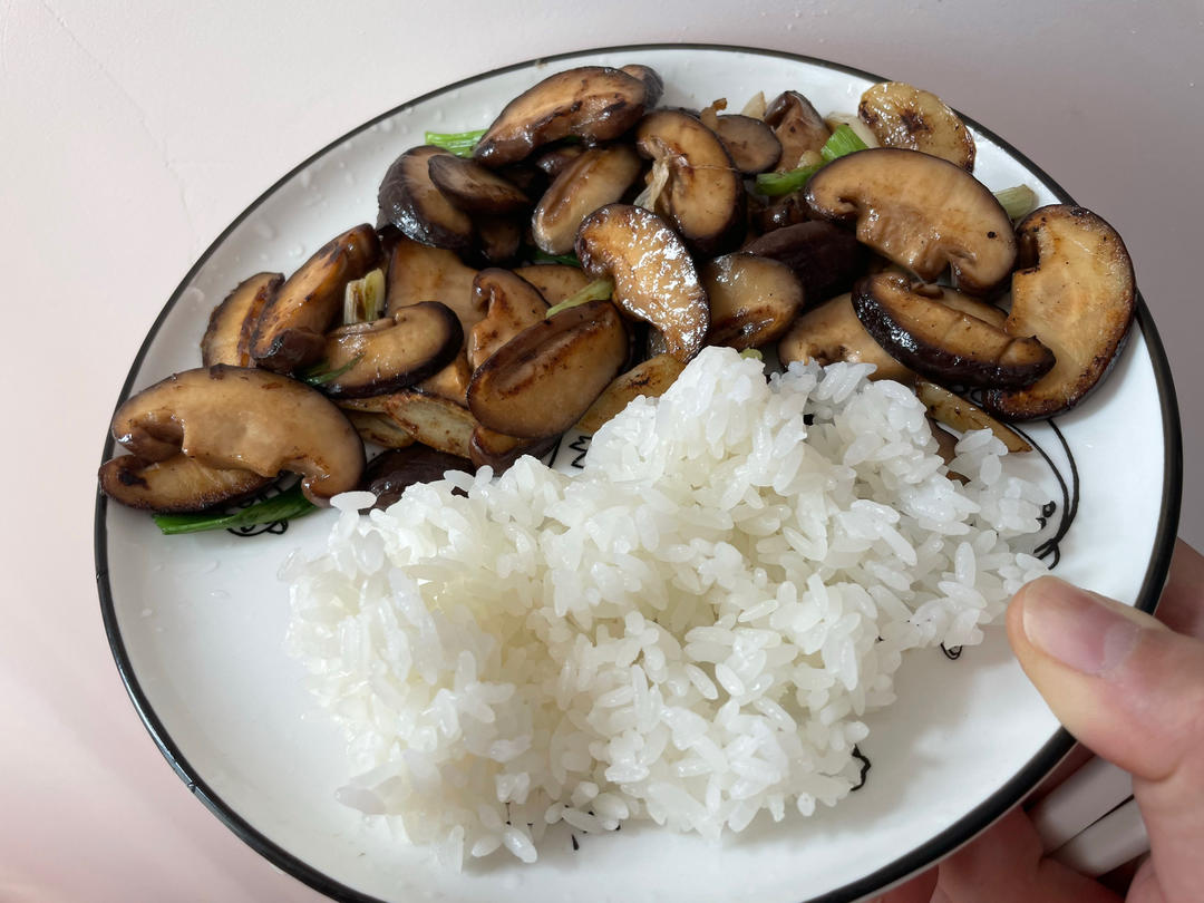 分享一个香菇好吃的做法，不用烧鸡不用炖汤，简单炒一炒，真香