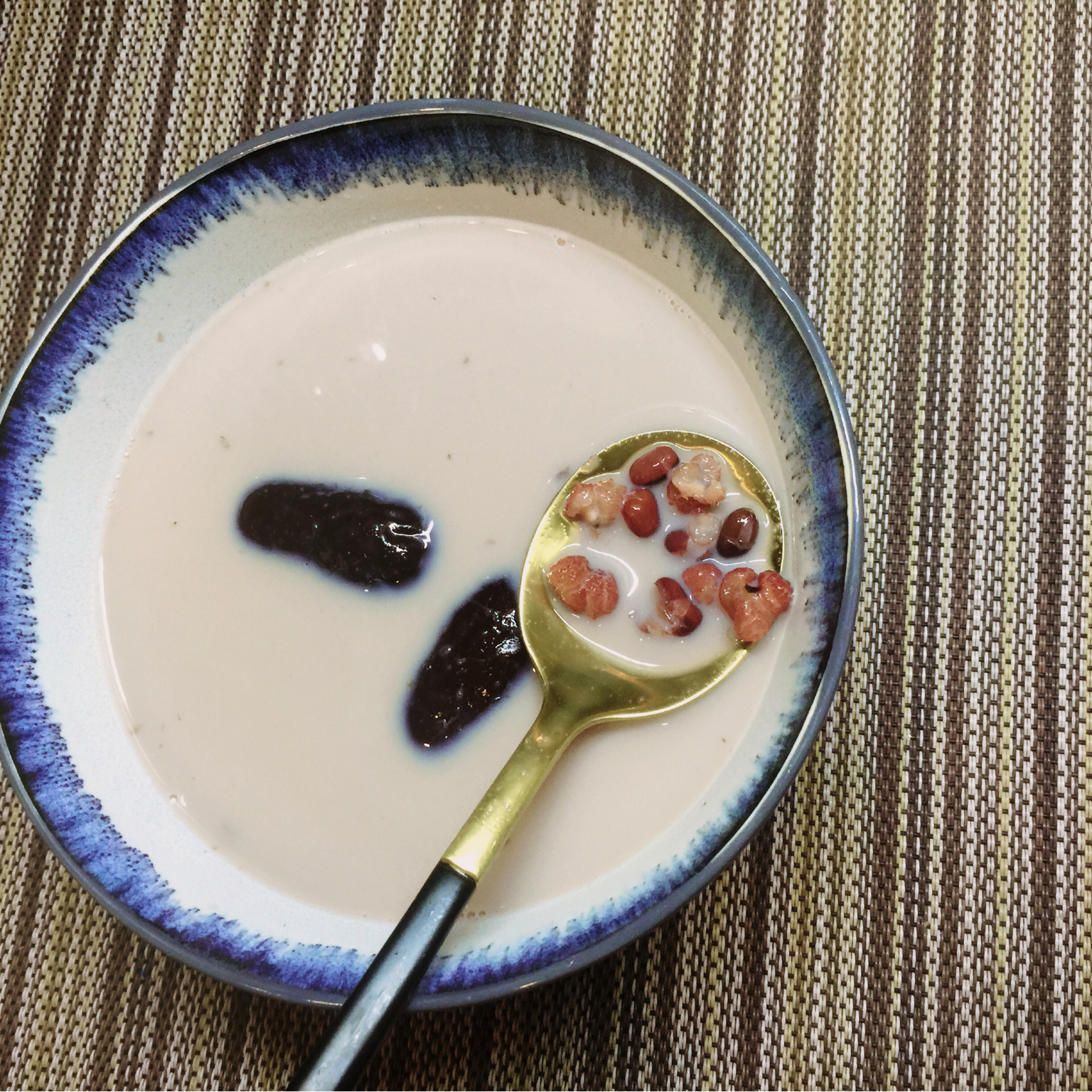 红枣红豆薏仁牛奶粥