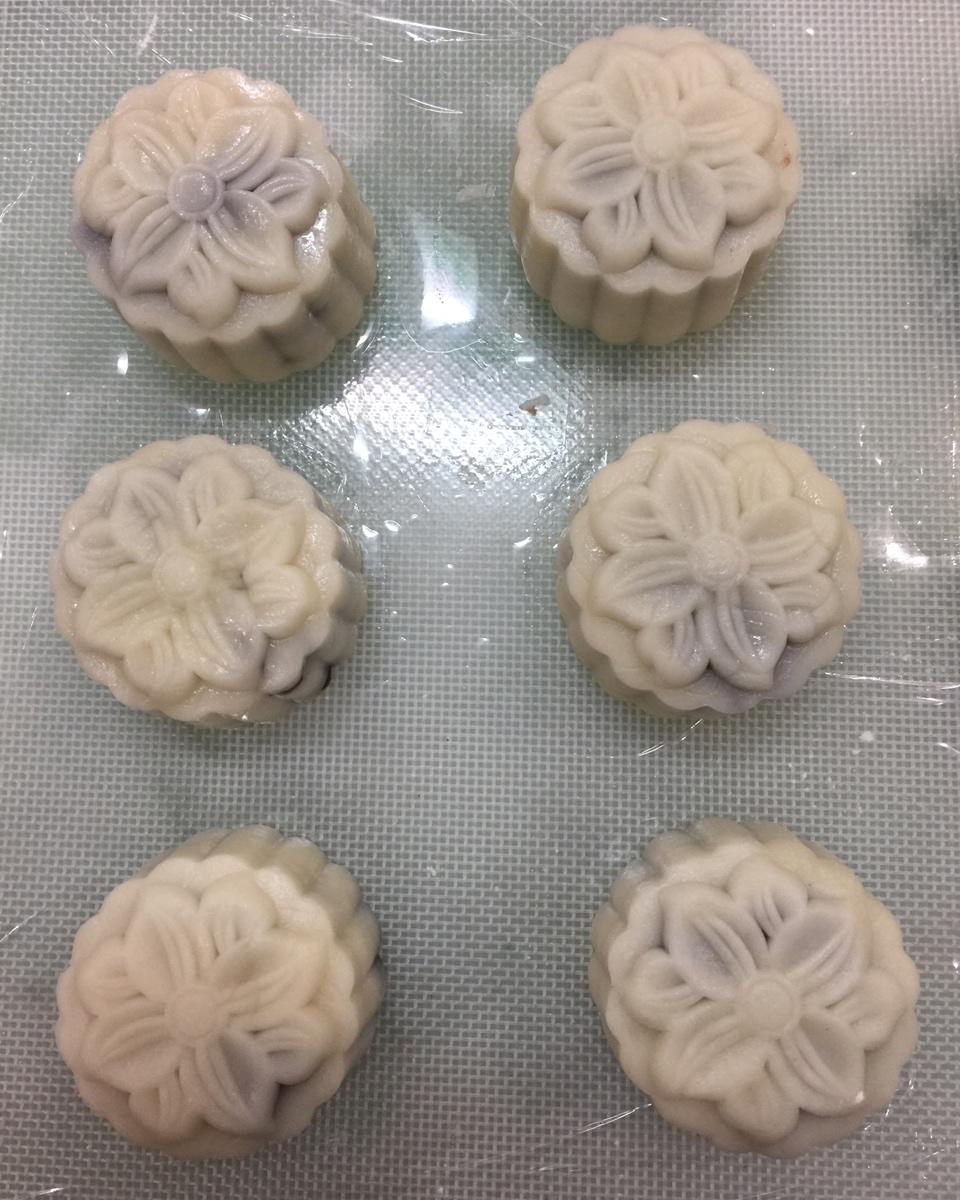咸蛋黄肉松冰皮月饼