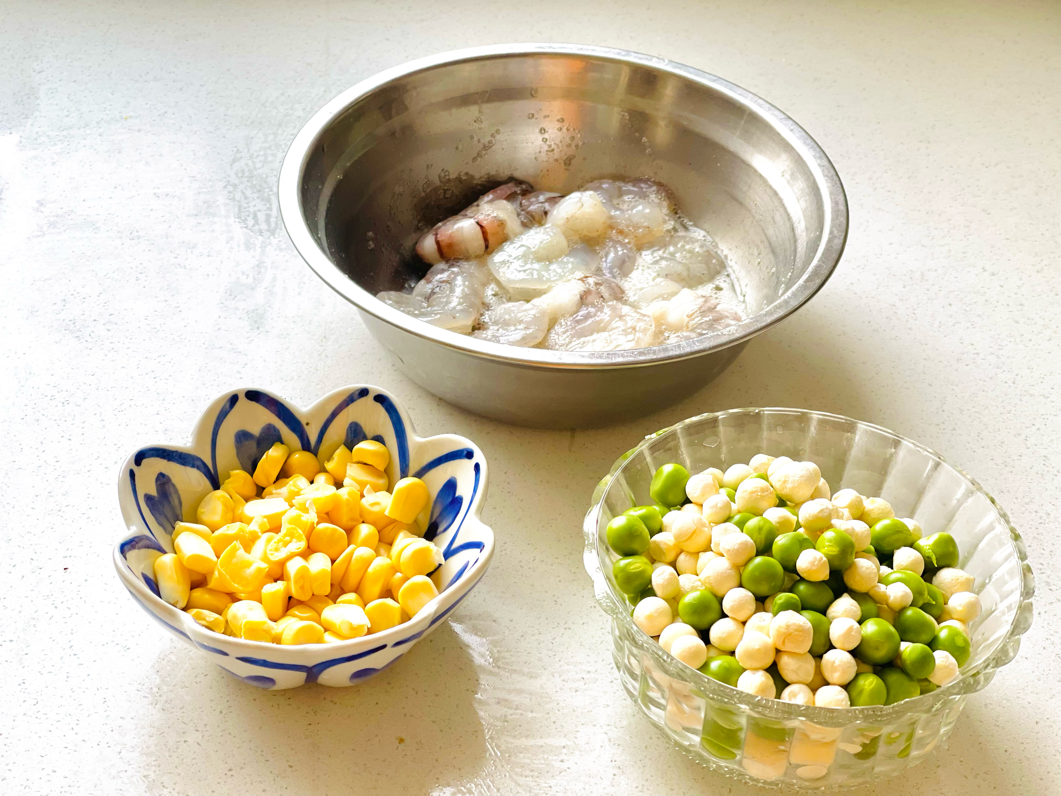 鸡头米豌豆炒虾仁的做法 步骤1