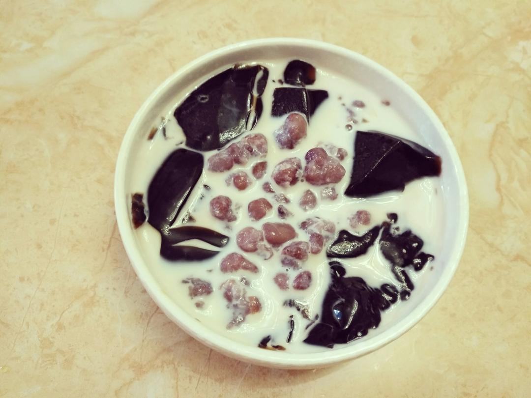 红豆牛奶龟苓膏