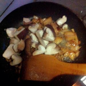 香菇滑鸡煲仔饭的做法 步骤8