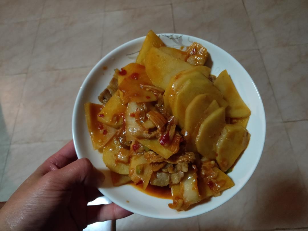 辣白菜炒土豆片