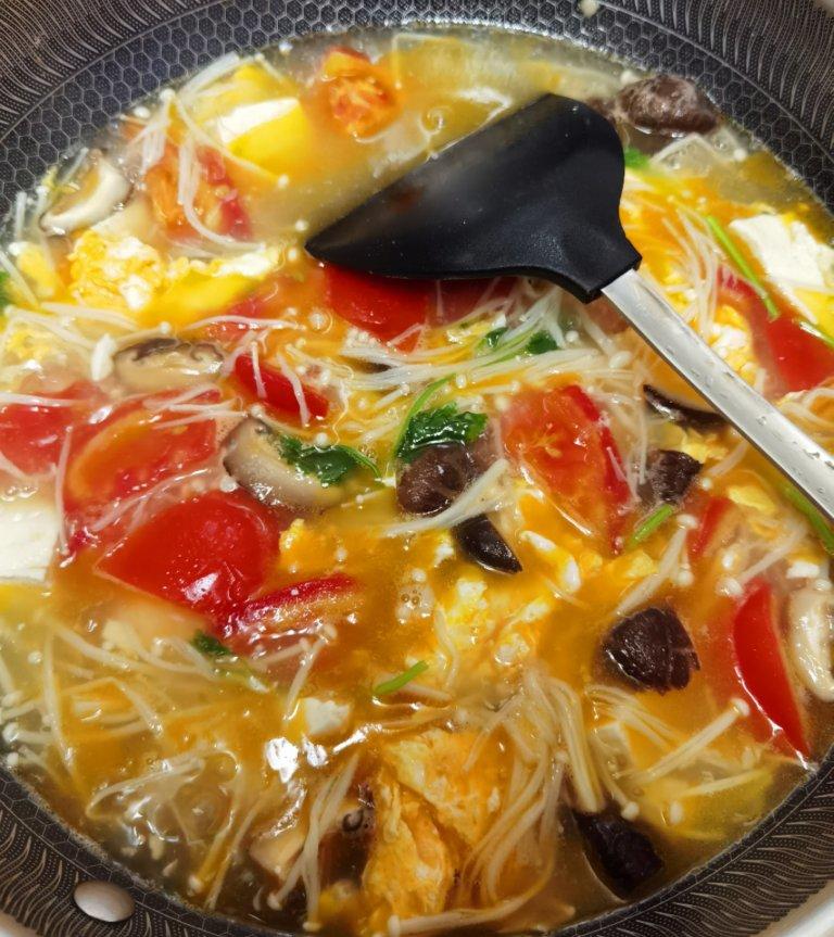 西红柿菌菇豆腐汤