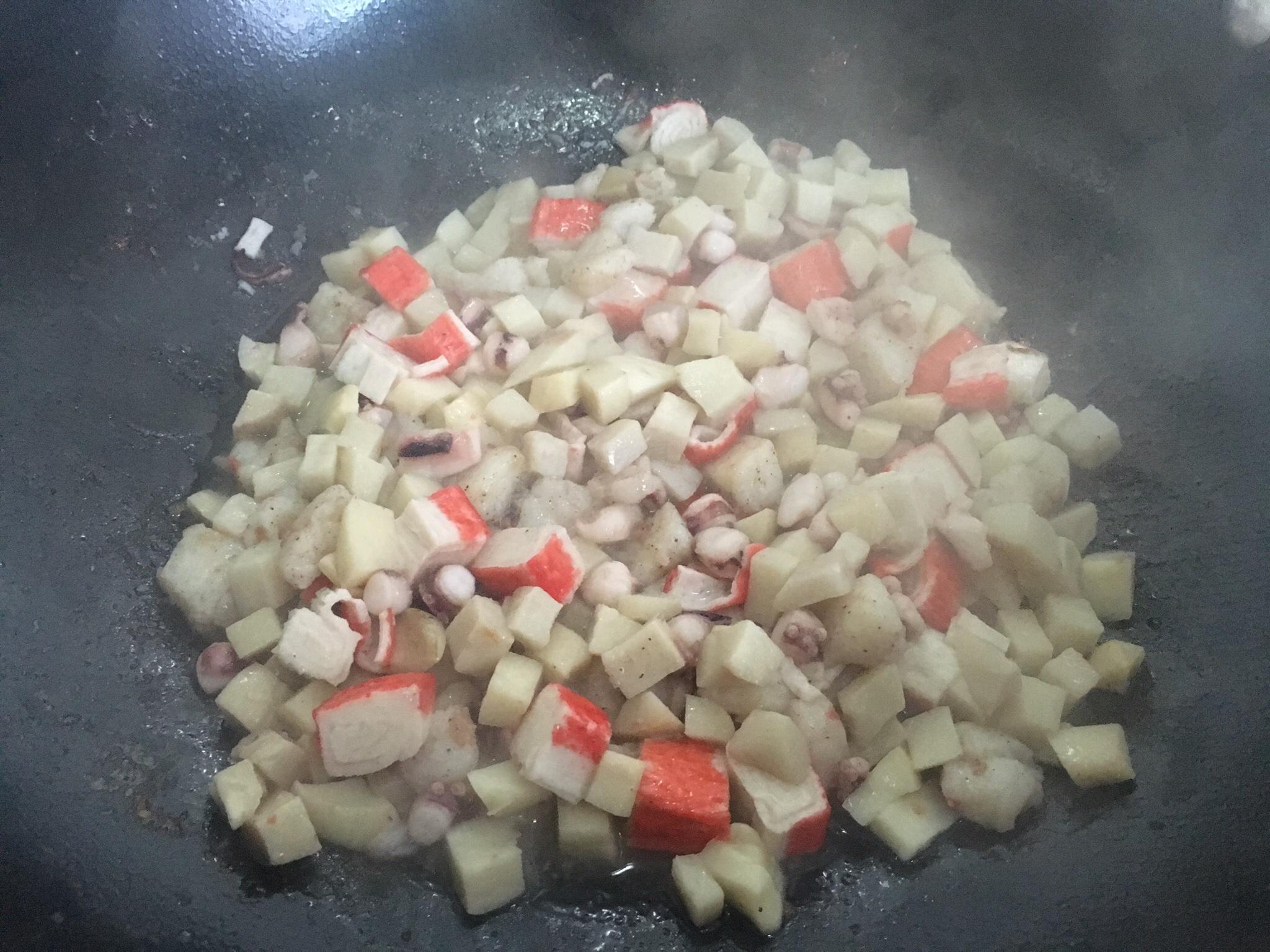白汁蘑菇海鲜意粉的做法 步骤7