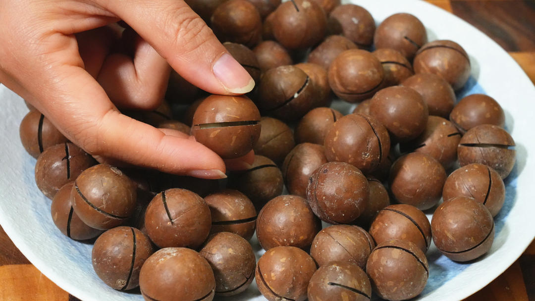 太牛了，不用工具，单手开夏威夷果，2秒一个，超市现场开未剪辑