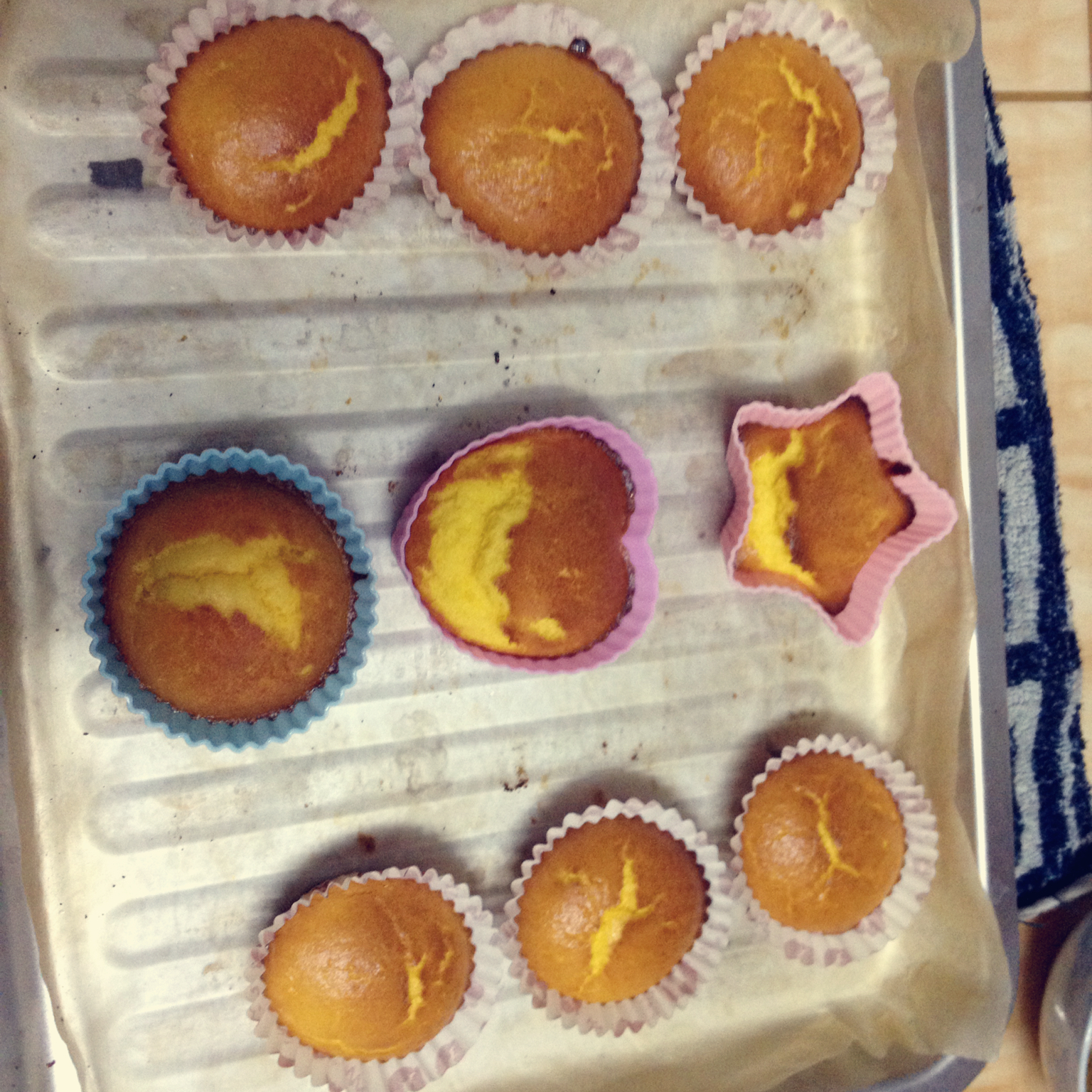 淡奶油海绵纸杯蛋糕