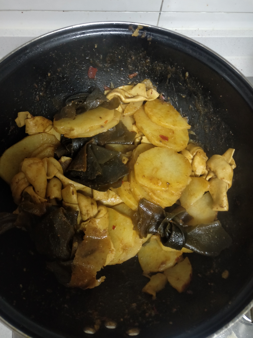 鹵海带，土豆，百叶结的做法