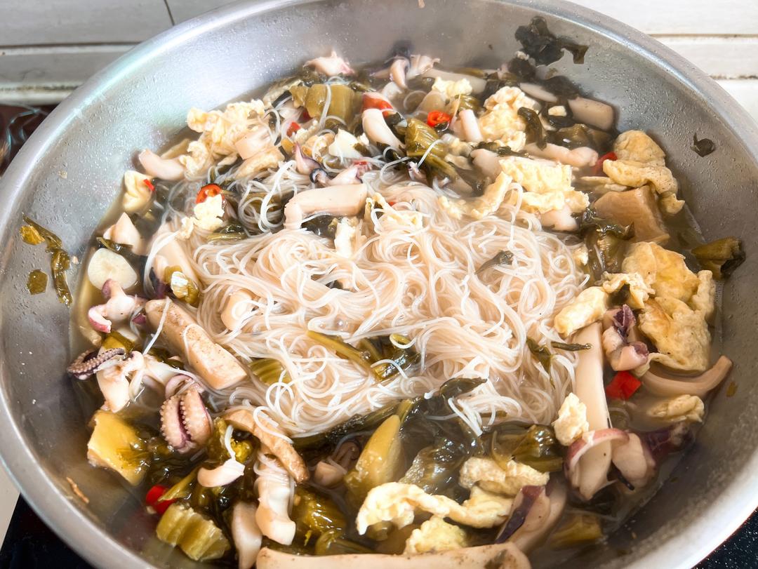 缺少🦐的海鲜面(咸菜墨鱼面)