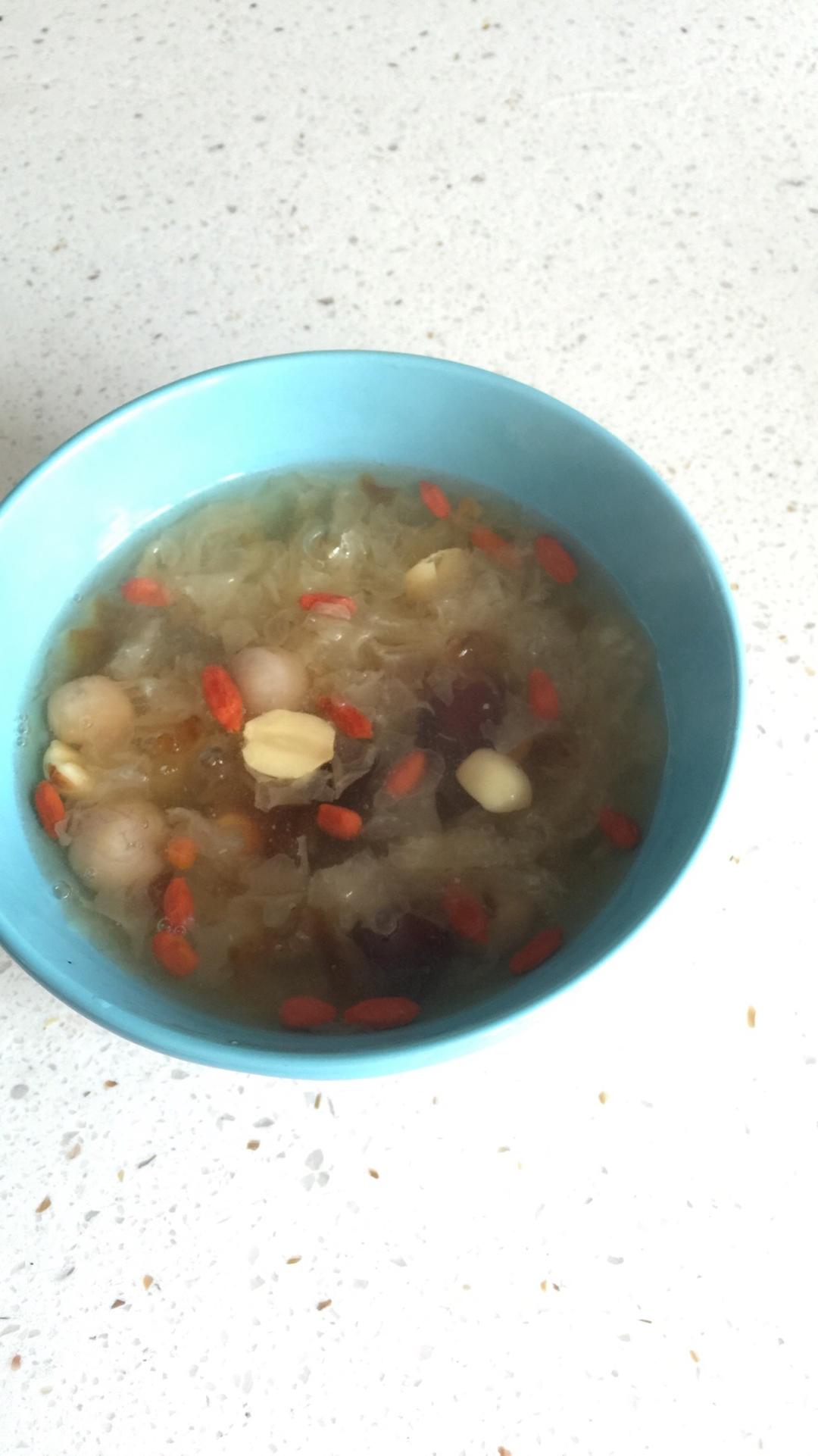 银耳桃胶莲子羹