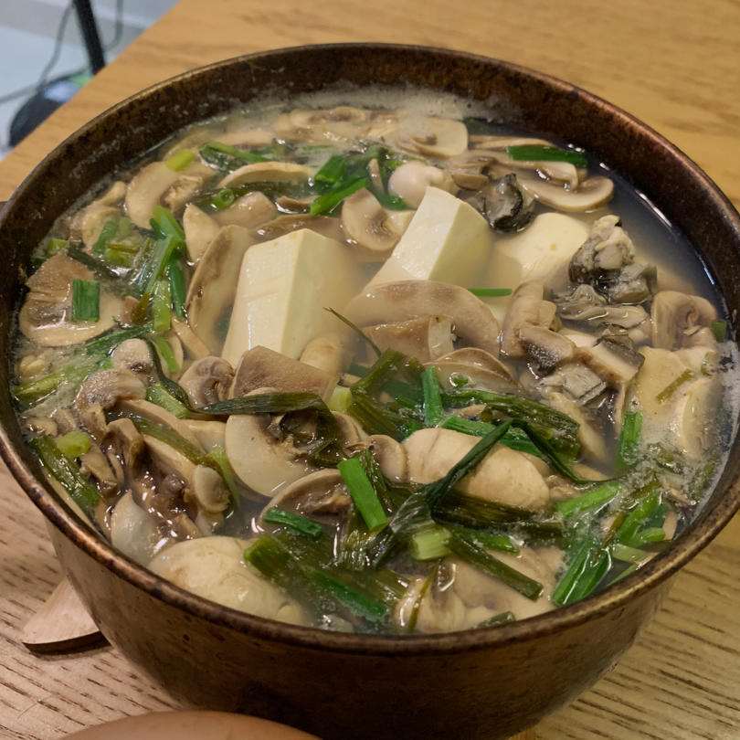 海蛎海鲜菇豆腐汤